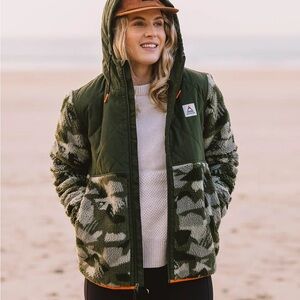 NWOT Passenger Women's Sefton Recycled Deep-Pile Sherpa Full Zip Fleece Fir Tree